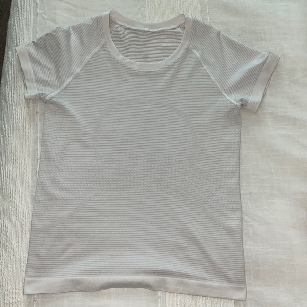 White swiftly tech short sleeve shirt 2.0 “race length”. Worn twice!! Size 4